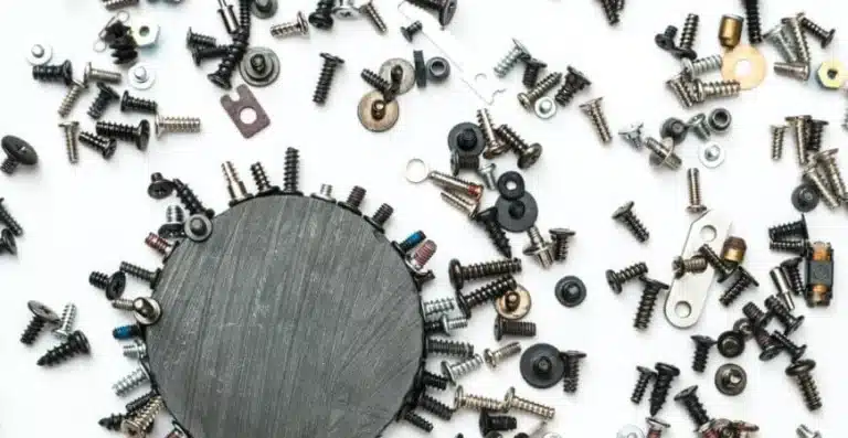różnymi metalami, magnetyczne, właściwości magnetyczne, metale magnetyczne, ferromagnetyki, magnes i metal, utylizacja metali