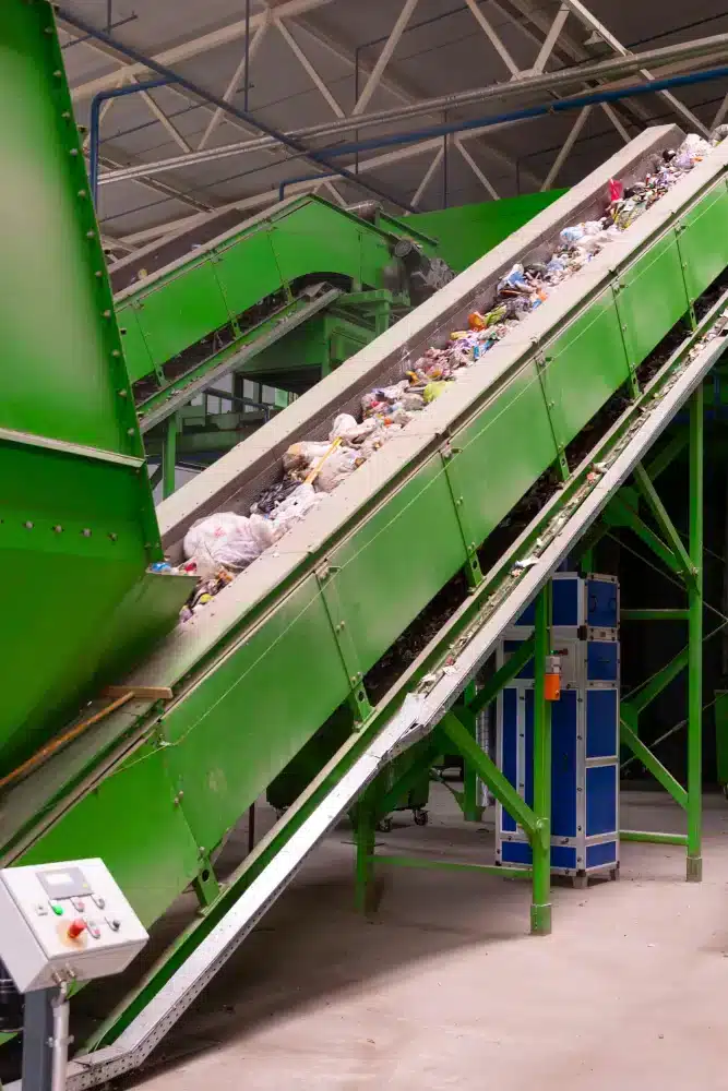 ' Systemy recyklingu na świecie – czego Wielka Brytania może się nauczyć Dlaczego porównywanie systemów recyklingu na świecie ma znaczenie Analizowanie tego, jak funkcjonują systemy recyklingu na świecie, pozwala Wielkiej Brytanii dostrzec skuteczne rozwiązania i jednocześnie uniknąć błędów, które inne kraje już popełniły. Wiele państw od lat rozwija własne strategie zarządzania odpadami, testując różne metody zbiórki, sortowania oraz przetwarzania materiałów. Dzięki temu powstało wiele sprawdzonych rozwiązań, które pokazują, jakie podejście przynosi najlepsze efekty. Analiza międzynarodowych doświadczeń pomaga ludziom odpowiedzialnym za organizację systemu recyklingu, specjalistom z branży oraz firmom recyklingowym podejmować bardziej świadome decyzje. W rezultacie możliwe jest zwiększenie efektywności systemów gospodarki odpadami, ograniczenie negatywnego wpływu na środowisko oraz wspieranie długoterminowych celów zrównoważonego rozwoju. Porównując systemy recyklingu na świecie, można również zauważyć, jak ogromne znaczenie ma spójność przepisów oraz zaangażowanie społeczeństwa. W krajach osiągających wysokie wskaźniki recyklingu ogromną rolę odgrywają jasne zasady oraz kampanie edukacyjne. Gdy mieszkańcy wiedzą dokładnie, które materiały można poddać recyklingowi i dlaczego jest to ważne, chętniej uczestniczą w systemie, a poziom zanieczyszczeń w odpadach znacząco spada. Jak działa obecny system recyklingu w Wielkiej Brytanii W ostatnich latach brytyjski system recyklingu stopniowo się rozwija. Poziom recyklingu odpadów komunalnych wzrósł, a świadomość ekologiczna społeczeństwa jest dziś wyraźnie większa niż jeszcze 10 lat temu. Mimo tych pozytywnych zmian nadal istnieją poważne wyzwania. Jednym z głównych problemów pozostają różnice w zasadach segregacji między poszczególnymi samorządami. Każda lokalna rada może stosować inne wytyczne dotyczące tego, jakie materiały należy oddzielać, a jakie można utylizować razem. W praktyce prowadzi to do dezorientacji mieszkańców, często materiały, które mogłyby zostać poddane recyklingowi, trafiają do kosza na odpady zmieszane, co obniża skuteczność całego systemu. Kolejnym wyzwaniem jest ograniczona infrastruktura recyklingowa w niektórych regionach. Dotyczy to szczególnie nowoczesnych instalacji sortujących oraz zakładów przetwarzania bardziej wymagających materiałów. Wtedy niestety część odpadów trafia na składowiska lub do spalarni, mimo że mogłaby zostać ponownie wykorzystana. Problemy te pokazują, że Wielka Brytania może wiele zyskać, analizując systemy recyklingu na świecie, które skutecznie poradziły sobie z podobnymi wyzwaniami w swoich krajach. Systemy recyklingu na świecie – które rozwiązania działają najlepiej W wielu krajach opracowano nowoczesne systemy zarządzania odpadami, które osiągają znacznie wyższe wskaźniki recyklingu niż w Wielkiej Brytanii. Niemcy – lider w dziedzinie recyklingu Niemcy często uznawane są za jeden z najlepszych przykładów skutecznego systemu recyklingu. Kluczową rolę odgrywają tam bardzo rygorystyczne zasady segregacji odpadów oraz technologie sortowania. Mieszkańcy mają obowiązek dokładnego oddzielania różnych typów materiałów, takich jak plastik, papier, szkło czy bioodpady. Dodatkowo funkcjonuje system kaucji za butelki i puszki, (obecnie funkcjonuje również w Polsce) który zachęca do ich zwrotu. Dzięki temu poziom odzysku surowców w Niemczech należy do najwyższych w Europie. Szwecja – odpady jako źródło energii Szwecja stosuje model łączący tradycyjny recykling z odzyskiem energii. Odpady, których nie można ponownie przetworzyć, są wykorzystywane do produkcji energii elektrycznej i ciepła poprzez spalanie. W rezultacie ilość odpadów trafiających na składowiska jest tam bardzo niewielka. Ten przykład pokazuje, że systemy recyklingu na świecie mogą jednocześnie wspierać ochronę środowiska oraz rozwój nowoczesnej energetyki. Japonia – precyzyjna segregacja odpadów Japonia jest znana z niezwykle skrupulatnego systemu segregacji odpadów. W wielu miastach mieszkańcy muszą dzielić odpady na liczne kategorie, czasem nawet kilkanaście różnych grup (odpady spalane (burnable waste), odpady niespalane (non-burnable waste), butelki PET, opakowania plastikowe, papier i karton, butelki szklane, puszki metalowe, odpady wielkogabarytowe, odpady niebezpieczne, sprzęt elektroniczny, bioodpady, odzież i tekstylia). Choć wymaga to dużej dyscypliny, pozwala uzyskać bardzo czyste strumienie surowców wtórnych. Dzięki temu proces recyklingu jest bardziej efektywny, a materiały mogą być ponownie wykorzystywane w przemyśle. Czego Wielka Brytania może nauczyć się z globalnych systemów recyklingu Analizując systemy recyklingu na świecie, można wskazać kilka ważnych wniosków, które mogłyby poprawić efektywność brytyjskiego systemu. Przede wszystkim potrzebne są bardziej spójne zasady obowiązujące w całym kraju. Jednolite wytyczne dla samorządów ułatwiłyby mieszkańcom prawidłową segregację odpadów. Kolejnym elementem są inwestycje w infrastrukturę recyklingową. Nowoczesne sortownie oraz instalacje przetwarzania odpadów pozwalają odzyskiwać więcej wartościowych materiałów lub energii. Istotna jest również edukacja społeczeństwa. Kampanie informacyjne pomagają mieszkańcom zrozumieć, w jaki sposób prawidłowo segregować odpady oraz jaki wpływ ma to na środowisko. Niektóre kraje stosują także systemy motywacyjne, takie jak kaucje za opakowania. Takie rozwiązania mogą skutecznie zwiększać poziom zwrotu surowców i ograniczać ilość odpadów trafiających na trawniki i składowiska. Rola innowacji w brytyjskim recyklingu Nowoczesne technologie coraz częściej wspierają rozwój systemów gospodarki odpadami. Inteligentne systemy sortowania, analiza danych w logistyce odpadów oraz zaawansowane metody odzysku materiałów znacząco zwiększają efektywność recyklingu. Dzięki takim rozwiązaniom możliwe jest ograniczenie zanieczyszczeń w odpadach oraz zwiększenie ilości materiałów, które można ponownie wykorzystać. Jest to szczególnie ważne w przypadku recyklingu metali. Odzyskiwanie metali ze złomu wymaga znacznie mniej energii niż ich wydobycie z rud, a jednocześnie pozwala ograniczyć emisję gazów cieplarnianych oraz zużycie zasobów naturalnych. Jak wzmocnić systemy zarządzania odpadami w Wielkiej Brytanii Wiele firm chce działać zgodnie z regulacjami oraz strategią ESG. Lokalne programy recyklingu w Londynie zapewniają łatwy dostęp do usług odzysku. Dzięki temu przedsiębiorstwa mogą ograniczyć ilość odpadów, poprawić zgodność z przepisami oraz pokazać klientom swoje zaangażowanie w zrównoważony rozwój. W przypadku metali odpowiedzialny recykling ma szczególne znaczenie. Metale można przetwarzać wielokrotnie bez utraty jakości. Dlatego ich odzysk realnie zmniejsza zapotrzebowanie na nowe wydobycie. Przyszłość recyklingu w Wielkiej Brytanii Przyszłość brytyjskiego systemu recyklingu w dużej mierze zależy od zdolności do uczenia się z doświadczeń innych krajów. Analizując systemy recyklingu na świecie, można znaleźć wiele inspirujących rozwiązań, które warto dostosować do lokalnych warunków. Rozwój infrastruktury, inwestycje w technologie oraz zwiększanie świadomości społecznej mogą znacząco poprawić skuteczność całego systemu. Najważniejsze jest jednak to, aby najlepsze pomysły wdrażać w sposób dostosowany do realiów Wielkiej Brytanii. Dzięki temu możliwe będzie stworzenie nowoczesnego systemu recyklingu, który wspiera ochronę środowiska i rozwój gospodarki o obiegu zamkniętym.' przeanalizuj tekst i podaj wykaz fraz kluczowych oraz jak czesto wyestepuja.