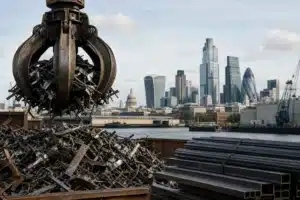 Chwytak nad złomem stalowym na tle Londynu – strategia stalowa 2026